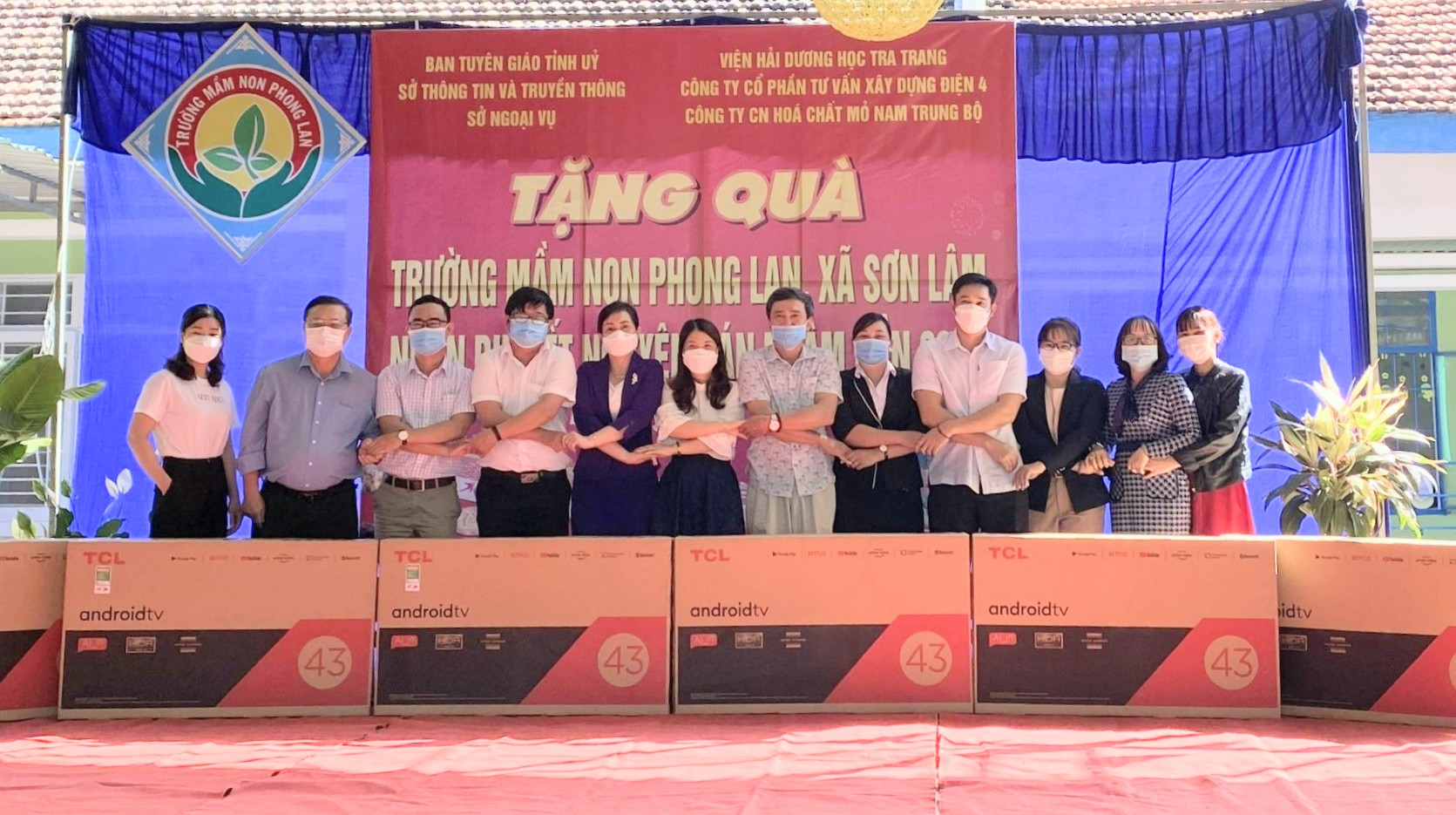 Thăm và tặng quà Tết cho xã Sơn Lâm, huyện Khánh Sơn